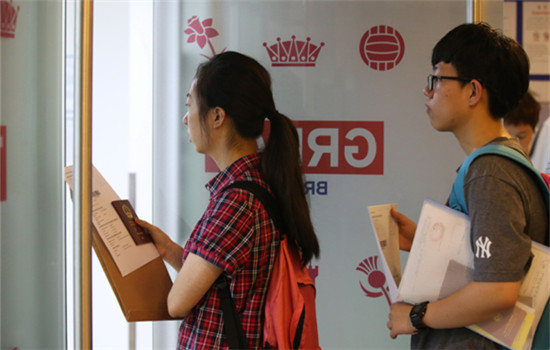Two tourists apply for UK visa at an external application processing center in Beijing. (WANG JING / FOR CHINA DAILY)