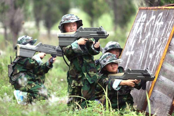 Children play shooting games at a tourism site in Huaibei, Anhui province. (Photo provided to China Daily)