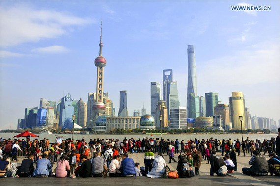 Tourists cram to the Bund during the Spring Festival holiday in Shanghai, east China, Jan. 29, 2017. (Xinhua/Tian Yiwei)