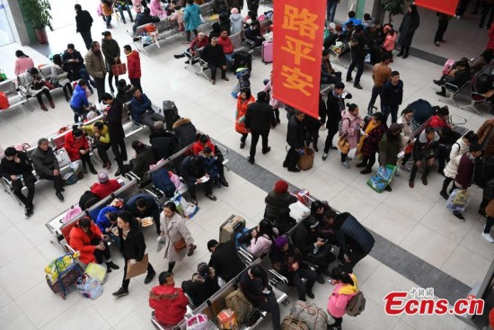 Passengers wait to board a coach at a terminal in Dazhou City, Southwest Chinas Sichuan Province, Feb. 2, 2017. (Photo: China News Service/Zhang Lang)