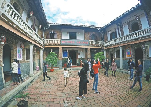 Fujian province's Houhuang village has become a rural getaway for urbanites, with its proximity to the city, green fields, clean river and ancient buildings. (Photo by Yang Feiyue/China Daily)