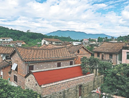 Fujian province's Houhuang village has become a rural getaway for urbanites, with its proximity to the city, green fields, clean river and ancient buildings. (Photo by Yang Feiyue/China Daily)