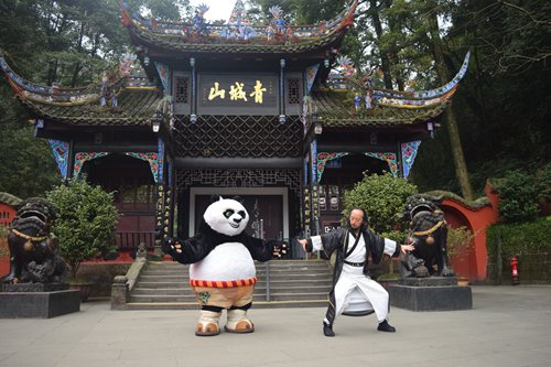 Liu Suibin shows Kung Fu Panda's Po some Qingcheng Tai Chi moves at the entrance to Mount Qingcheng in Southwest China's Sichuan Province in 2011. (Photo/Courtesy of Liu Suibin)