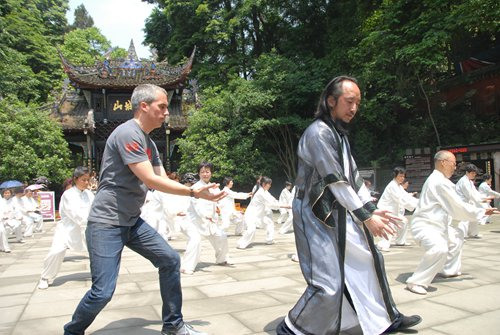 Inset: Raymond Zibach (left) practices tai chi with Liu Suibin in 2011. (Photo/Courtesy of Liu Suibin)
