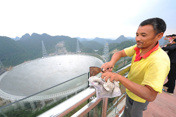A worker cleans the guardrail of a sightseeing platform near the world's largest single-aperture telescope in Pingtang county, Guizhou province, in September.(Photo: China Daily/A worker cleans the guardrail of a sightseeing platform near the world's largest single-aperture telescope in Pingtang county, Guizhou province, in September.(Photo: For China Daily/Zhao Hui)