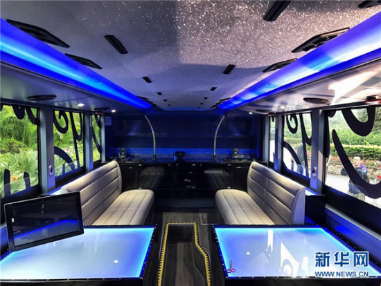 A photo taken on March 14 shows the inside of the bus'lower decker. (Photo/Xinhua)