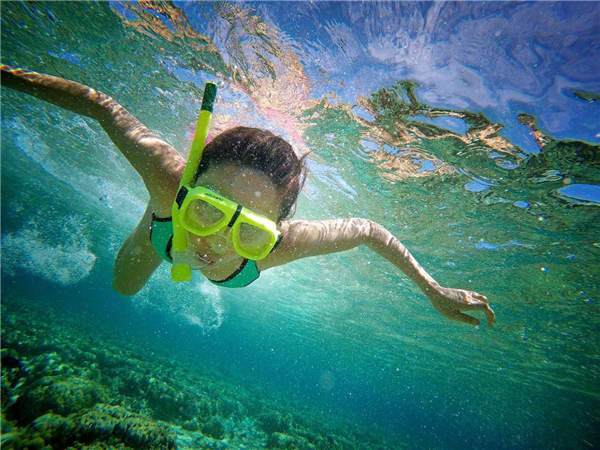 Web celebrity Liu Wenwen shares her snorkeling experience in Indonesia with followers.
