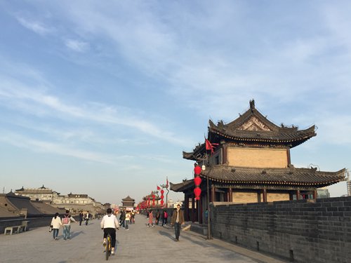 People walk on top of the city wall in Xi'an, Shaanxi Province. (Photo: Zhang Yuchen/GT)