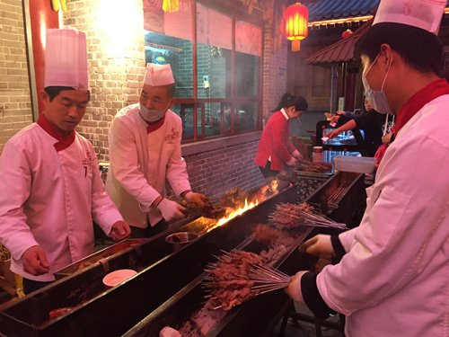 Chefs prepare shish kebabs at the Yongxing Fang in Xi'an. (Photo: Zhang Yuchen/GT)