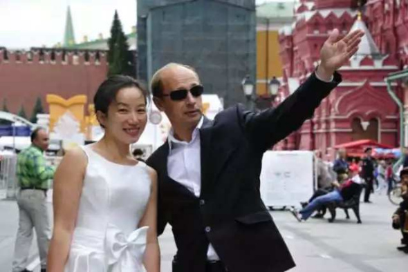 Zhao takes a photo with a Russian man. (Photo/People's Daily Online)