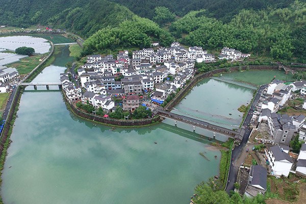 Zhejiang's Xiajiang village has improved its environment and attracted tourists from all over China who now make use of its homestays for longer halts. (Photo/China Daily)