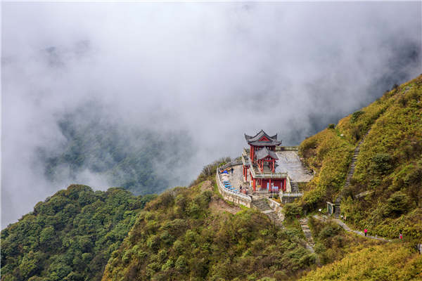 Tourists who want to ascend to the peak of Fanjing Mountain in Guizhou province need to be strong both physically and mentally, but the spectacular view with two Buddhist temples sitting atop makes the trip worthwhile. Photos by Yang Jun/China Daily and Provided to China Daily