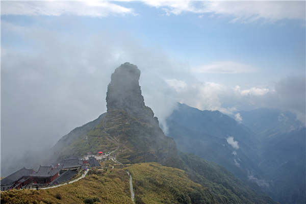 Tourists who want to ascend to the peak of Fanjing Mountain in Guizhou province need to be strong both physically and mentally, but the spectacular view with two Buddhist temples sitting atop makes the trip worthwhile.