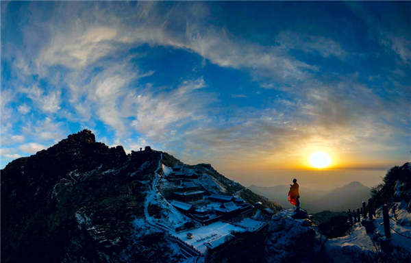 Tourists who want to ascend to the peak of Fanjing Mountain in Guizhou province need to be strong both physically and mentally, but the spectacular view with two Buddhist temples sitting atop makes the trip worthwhile.
