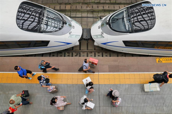 Passengers prepare to board a train at the Yantai Railway Station in Yantai, east China's Shandong Province, June 30, 2017. (Xinhua/Tang Ke)