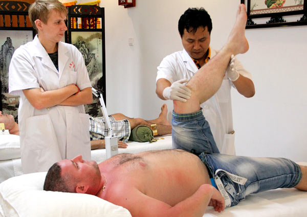 A Russian patient receives traditional Chinese medicine therapy at a hospital in Sanya, Hainan province, in February. (Photo provided to China Daily)