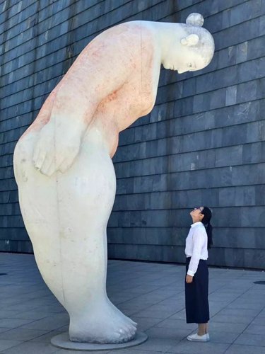 Thanks by artist Luo Dan (Photo/Courtesy of Chen Di)