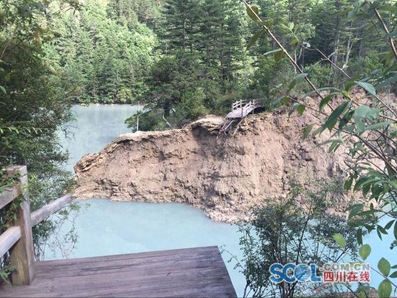 The Sparkling Lake, one of the most popular scenic spots in the Jiuzhaigou National Park, was found dried up after the M 7.0 earthquake hit 3.5 km away from the valley on Wednesday, August 9, 2017. (Photo/scol.com)