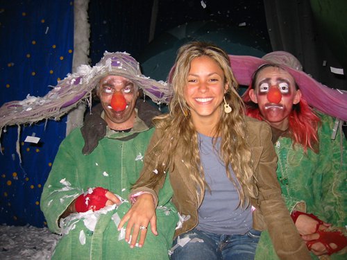 Colombian singer Shakira poses with performers from Slava's Snowshow (Photo/Courtesy of Zhao Pingping)