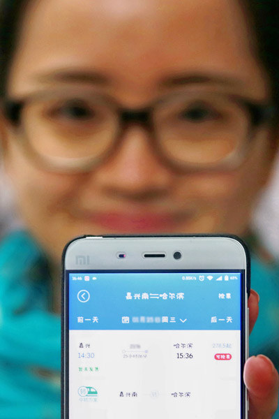 Purchasing a train ticket via an app can make the process go much more smoothly. (Photo/JIN PENG/CHINA DAILY)