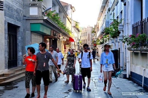 Tourists visit a street in Gulangyu island in Xiamen City, southeast China's Fujian Province, Aug. 29, 2017. The 9th BRICS summit will be held in Xiamen from Sept. 3 to 5. (Xinhua/Zhang Guojun)