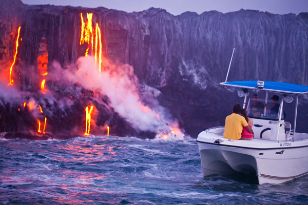 Visitors watch lava enter the Pacific Ocean at Hawaii Volcanoes National Park on the Big Island of Hawaii. (Photo/China Daily)