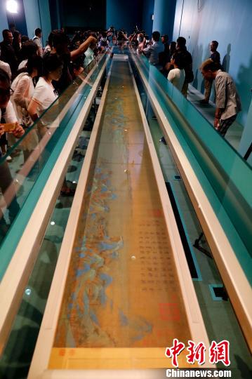 Visitors view the famous paintingA Panorama of Rivers and Mountains at the Palace Museum in Beijing. (Photo/Chinanews.com)