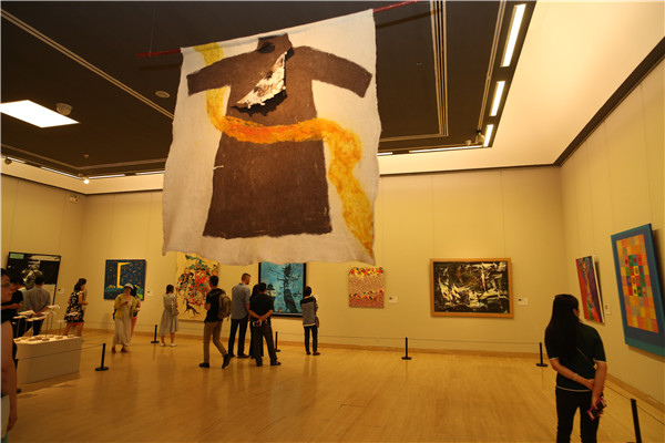 Visitors attend the ongoing Beijing International Art Biennale that features more than 600 paintings, sculptures and installations from more than 100 countries.(Photo provided to China Daily)