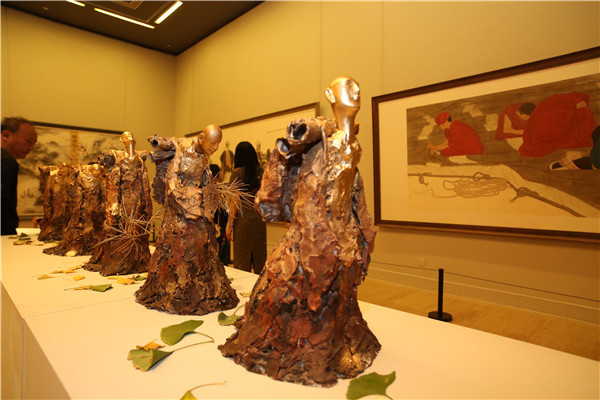 Visitors attend the ongoing Beijing International Art Biennale that features more than 600 paintings, sculptures and installations from more than 100 countries.(Photo provided to China Daily)