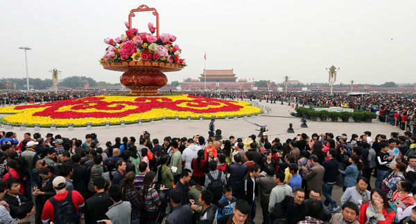 The Tiananmen Square is crammed with tourists on the first day of the Chinese National Day holidays in Beijing in this file photo. (Photo/Xinhua)