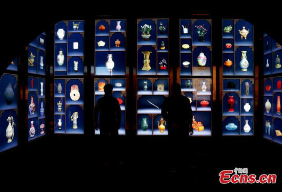Visitors at the newly opened digital center of the Palace Museum in Beijing, Oct. 10, 2017. Visitors can now understand the rich history and culture through all kinds of new technology in the center. (Photo: China News Service/Du Yang)