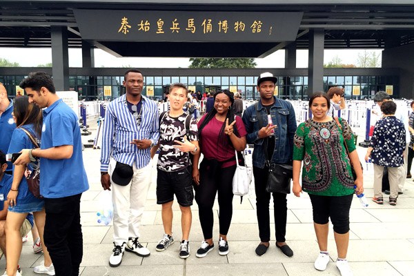 Students studying in China join a group to visit the Terracotta Warriors museum in Xi'an, Shaanxi province. (Photo by Yang Feiyue/China Daily)