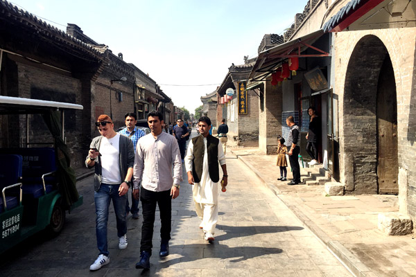 The students visit the ancient city of Pingyao in Shanxi province. (Photo by Yang Feiyue/China Daily)