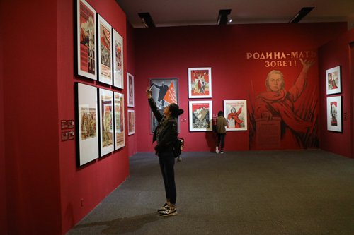 Visitors take pictures of Soviet posters at the exhibition on Tuesday. (Photo: Huang Tingting/GT)