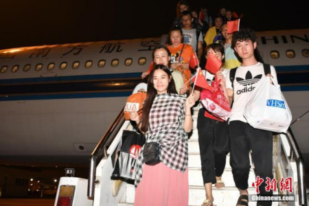213 tourists trapped in Bali due to a volcano arrived at Baoan International Airport in Shenzhen, Guangdong Province on November 30, 2017. (Photo: China News Service)