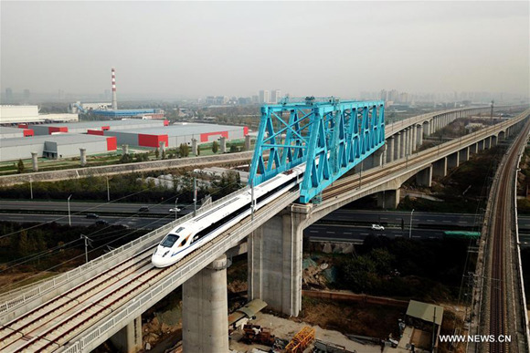 A bullet train runs on a bridge of Xi'an-Chengdu high-speed railway during a test in northwest China's Shaanxi Province, Nov. 22, 2017. The Xi'an-Chengdu line is China's first rail route to run through the Qinling Mountains, which are the natural boundary between north and south China. It will begin operation on Dec. 6. (Xinhua/Tang Zhenjiang)