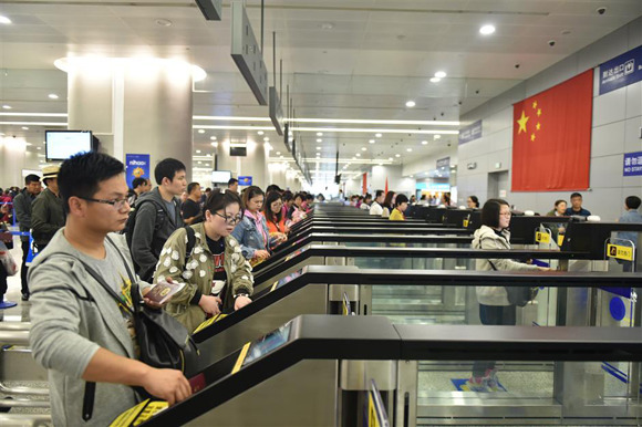 Passengers use self-service immigration clearance channels at Pudong airport, Shanghia. (Photo/Shine.cn)