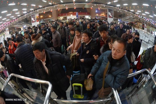 Passengers wait to board the additional train at Yinchuan Railway Station in Yinchuan, capital of northwest China's Ningxia Hui Autonomous Region, Jan. 13, 2017. (Xinhua/Peng Zhaozhi)