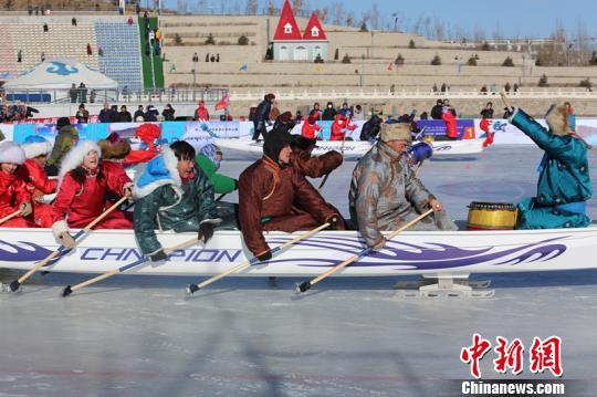 Participators compete in the first world ice dragon boat championship which kicked off on Wednesday in Dolon Nor, Xilingol League, north China's Inner Mongolia Autonomous Region. (Photo/Chinanews.com)