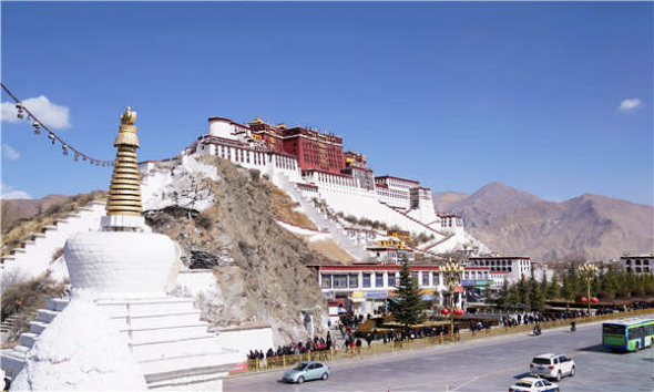 People wait in line in front of the Potala Palace in Lhasa in the Tibet autonomous region on Wednesday. (Photo/Xinhua)