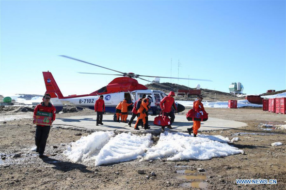 Members of China's Antarctic expedition get off a helicopter after arriving at Zhongshan station in Antarctic, Dec 27, 2017. China's research icebreaker Xuelong, or Snow Dragon, sailed on a floating ice field 42-km away from the Zhongshan Station. A group of team members took the helicopter to arrive at the station. Xuelong set sail from Shanghai, east China, on Nov 8, beginning the country's 34th Antarctic expedition. (Photo/Xinhua)