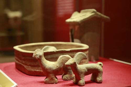 A Han Dynasty pottery chicken and dog stand next to a pottery house. (Photo: Li Hao/GT) 