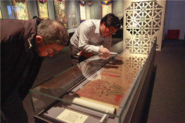 Visitors view Bunian Tu, a celebrated painting of the Tang Dynasty depicting Emperor Taizong receiving Tibetan envoy Gar Tongtsen Yulsung. (Photo provided to China Daily)