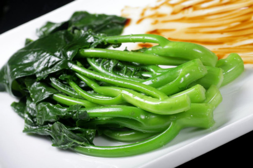 Stir-fried mustard greens. The vegetables are usually stir-fried to lock in the juices so they stay crisp but do not taste raw and green. (Photo Provided to China Daily)