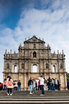 Visitors pose for pictures in front of the Ruins of St. Paul's, one of the major attractions in Macao. (Photo provided to China Daily)