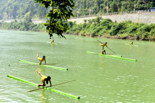 Students from the Minzu Middle School in Rongjiang county, Guizhou, practice bamboo drifting. (Photo provided to China Daily)