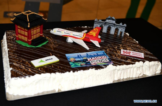 A cake with decorations of Hainan Airlines is presented at a launching ceremony of its new routes at Barajas Airport of Madrid, Spain, on March 22, 2018. (Xinhua/Guo Qiuda)