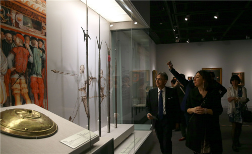 Federica Zalabra (right), curator of the exhibition, introduces armor from Renaissance Italy to visitors. (Photo by Zou Hong/China Daily)