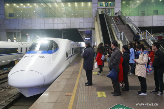 Passengers wait to board a bullet train at Jinan Railway Station in Jinan, capital of east China's Shandong Province, April 5, 2018. (Xinhua/Tang Lei)