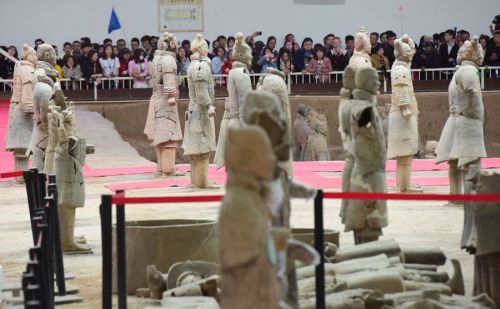 Tourists view a terracotta warrior exhibition at Emperor Qinshihuang's Mausoleum Site Museum in Xi'an, Shaanxi province, on Friday. He was a unified China's first emperor. (Photo provided to China Daily)